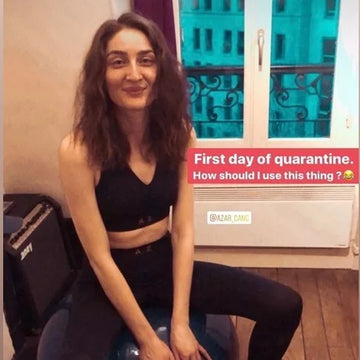 femme portant la brassière et le legging noir arizona de la marque azar gang