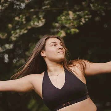 femme portant la brassière noir arizona de la marque azar gang