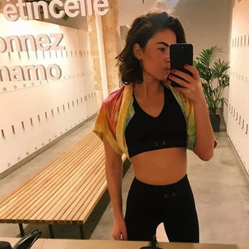 femme portant la brassière et le legging noir arizona de la marque azar gang