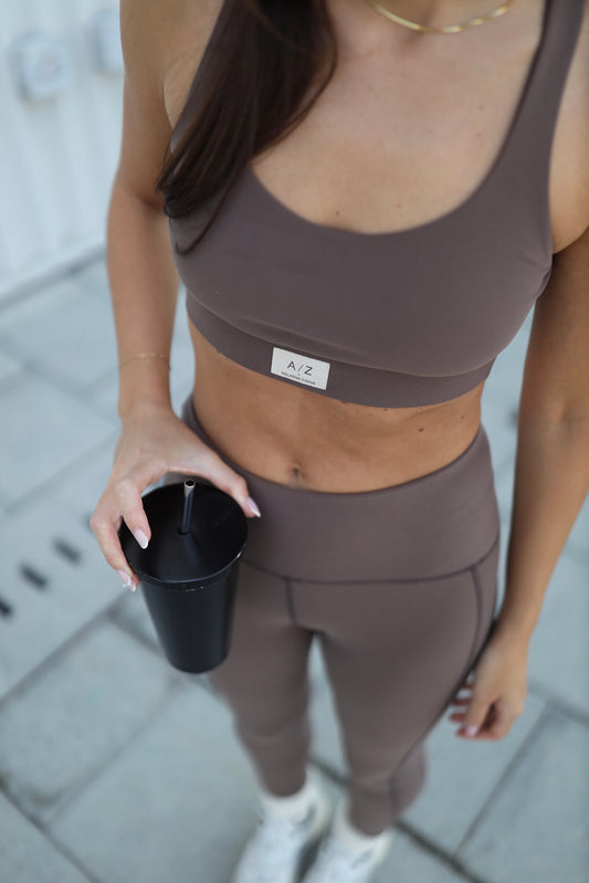femme debout avec une tenue couleur marron de la marque azar gang