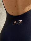 femme portant le maillot de bain noir de la marque AZAR GANG