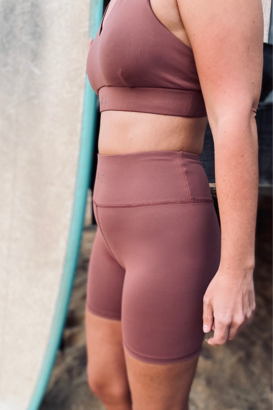 femme debout portant la brassière et le short couleur terracotta de la marque AZAR Gang