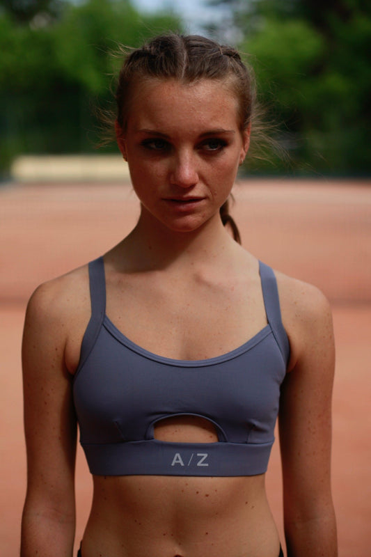 femme debout portant la brassière petra bleu gris, de la marque AZAR GANG