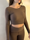 femme debout portant un top de sport couleur marron