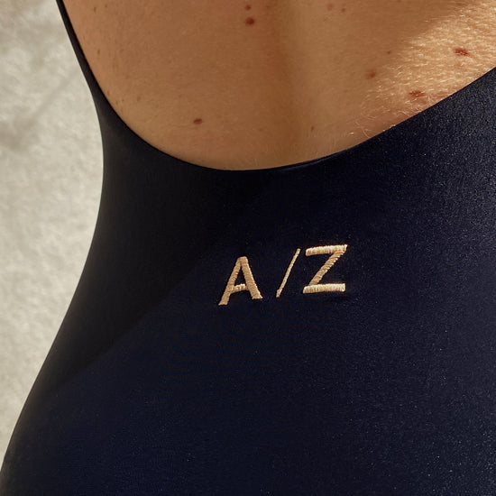 femme portant le maillot de bain noir de la marque AZAR GANG