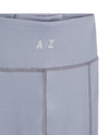 legging de sport bleu gris, focus sur la partie haute du legging avec le logo de AZAR GANG