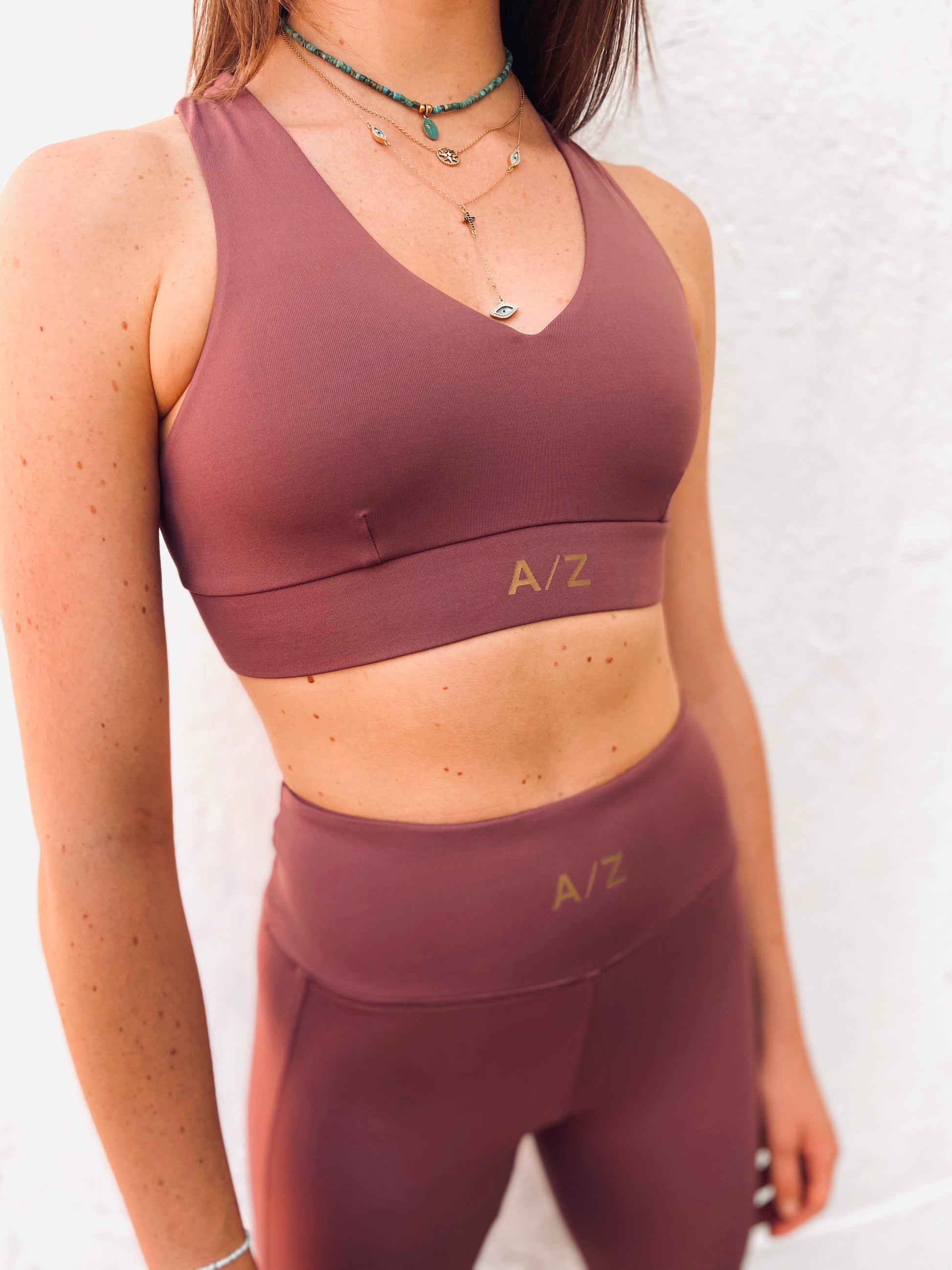 femme debout avec la tenue de sport couleur terracotta de la marque AZAR