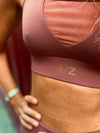 femme portant une brassière de couleur terracotta, de la marque AZAR GANG